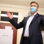 El secretario general de la Unión Democrática Croata (HDZ), el actual primer ministro, Andrej Plenkovicof, vota en Zagreb
