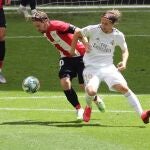 Muniain y Sergio Ramos disputan un balón