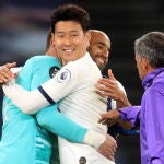 Lloris y Son se abrazan al final de la primera parte con Mourinho y Lucas Moura de testigo