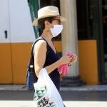 Viandantes con mascarilla, una imagen habitual en Andalucía