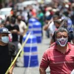 MEX3820. CIUDAD DE MÉXICO (MÉXICO), 06/07/2020.- Docenas de personas hacen fila este lunes para ingresar al Centro Histórico en Ciudad de México (México). El Gobierno de la Ciudad de México instaló este lunes siete filtros sanitarios para controlar la entrada de personas al centro histórico de la capital, medida voluntaria con la que busca evitar el aumento de contagios por COVID-19 y que este día generó largas filas. EFE/Sáshenka Gutiérrez