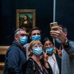 Visitantes en el museo del Louvre de París