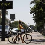 Una mujer pasa debajo de un termómetro digital en el centro de Córdoba