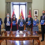 El alcalde de Madrid, José Luis Martínez-Almeida, la vicealcadesa, Begoña Villacís y representantes de los grupos municipales, hace un año, en el Palacio de la Villa
