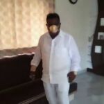 Un hombre encarga en la India una mascarilla hecha de oro puro contra la COVID-19