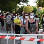 Vecinos haciendo cola para acceder al Centro de Interpretación de la Vega para someterse a pruebas PCR, ayer en el núcleo de Belicena