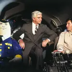 Otto, el piloto automático, Leslie Nielsen y Robert Hayes son los protagonistas de esta obra maestra
