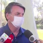 Jair Bolsonaro segundos antes de quitarse la mascarilla