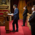 El conseller de Trabajo, Asuntos Sociales y Familias, Chakir el Homrani, interviene durante una sesión plenaria en la que se debate la gestión de las residencias.