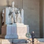 El presidente mexicano, Andrés Manuel López Obrador, frente al monumento a Lincoln este miércoles, en Washington