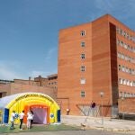 Vista del hospital de campaña montado en el recinto del hospital Arnau de Vilanova de Lleida, capital de la comarca del Segriá