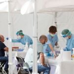 Los vecinos de Ordizia (Guipúzcoa) continúan desfilando este miércoles por las carpas instaladas en la localidad por Osakidetza para hacerse las pruebas del covid-19 a la espera de que el Gobierno Vasco regule en una orden las restricciones para atajar el brote, entre las que podría estar el uso obligatorio de mascarillas.
