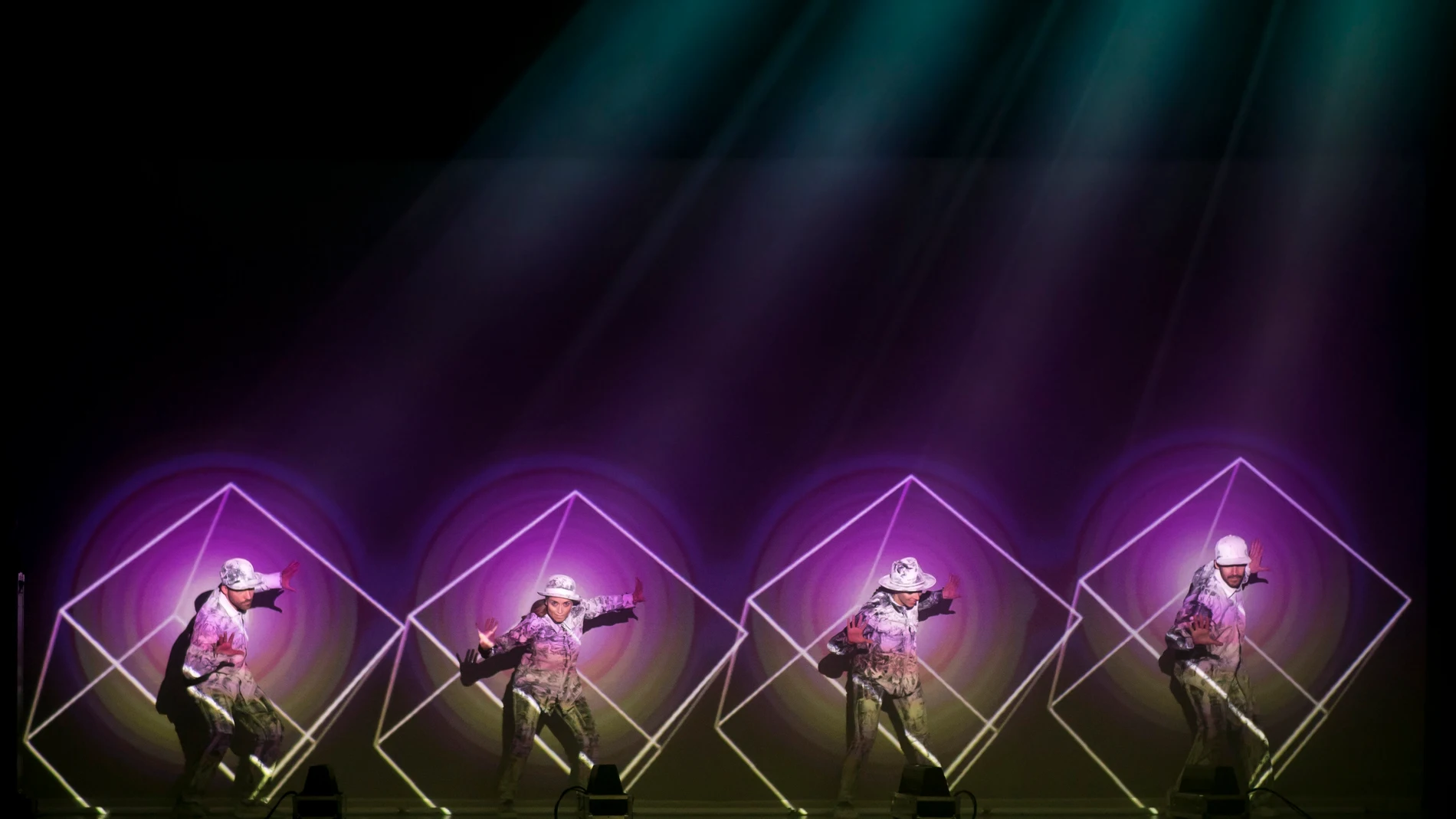 Brodas Bros lleva al Teatre Victòria su viaje tecnológico 'Around The World'