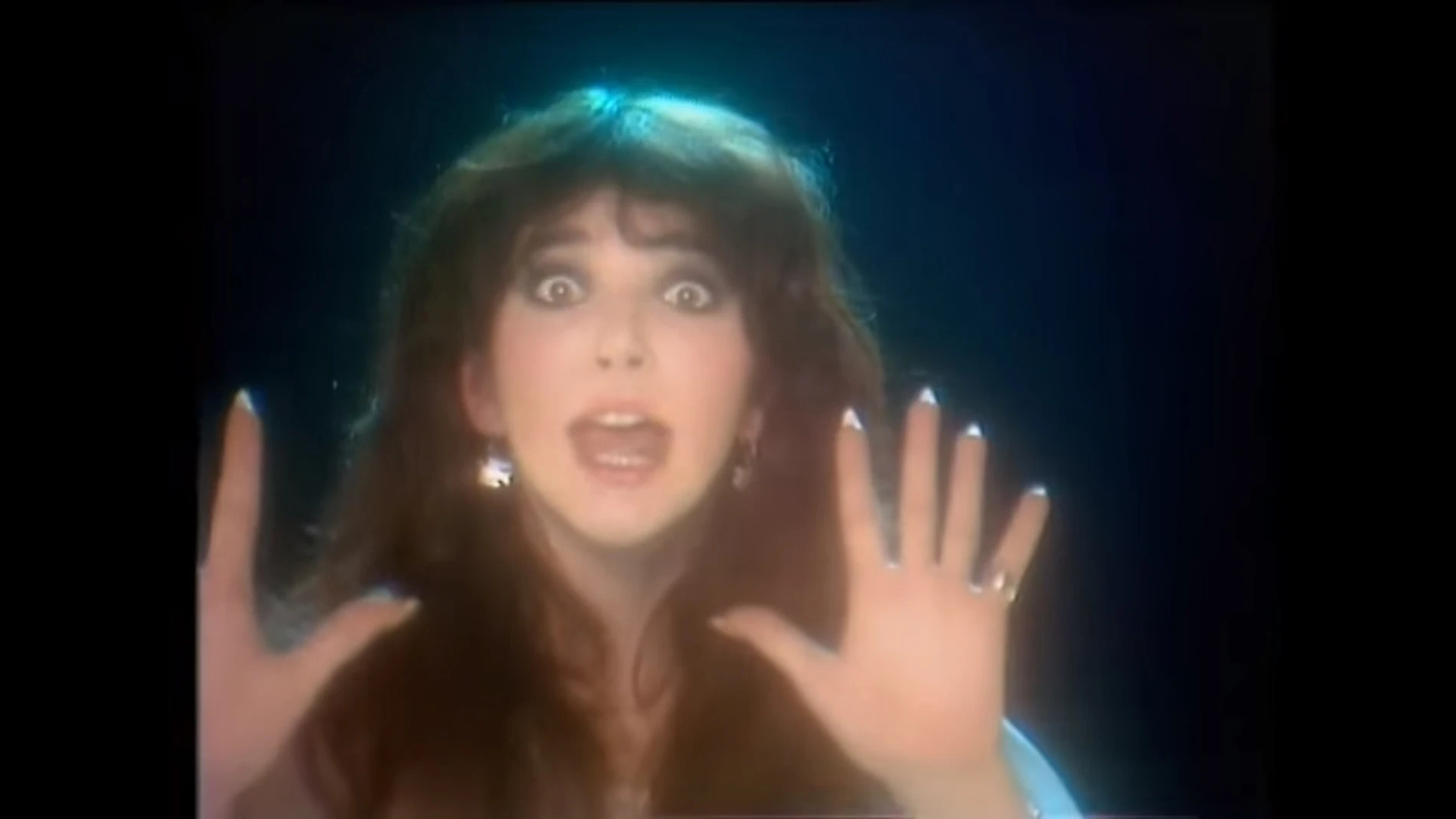 Kate Bush en un vídeo de "Wuthering Heights" en 1978