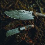 Cuchillo y navaja para distintos usos durante una jornada de caza.