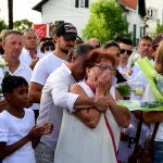 Bayonne (France), 08/07/2020.- Parents of Veronique Monguillot, wife of French bus driver Philippe Monguillot, react as they participate in a white march in Bayonne, southwestern France, 08 July 2020. Philippe Monguillot has been declared brain dead after being attacked for refusing to let aboard his bus a group of people who were not wearing face masks on 05 July. (Atentado, Francia) EFE/EPA/CAROLINE BLUMBERG