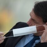 El presidente de Brasil, Jair Bolsonaro, positivo por coronavirus, ha sido visto sin mascarilla y quitándosela repetidas veces sin tomar precauciones