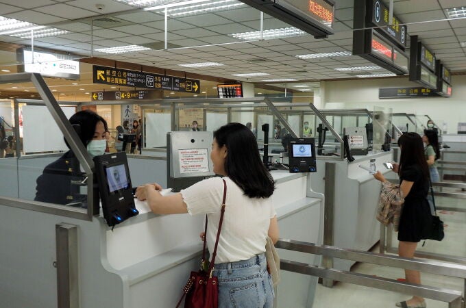 PAsajeros en el aeropuerto de Taipei, Taiwan