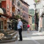 Vecinos de Ordizia conversan en la calle Etxezarreta donde se originó el brote de esta localidad guipuzcoana