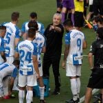 El entrenador del Leganés, Javier Aguirre, da instrucciones a sus jugadores en un descanso del partido contra Osasuna