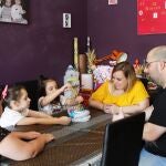 Miriam y Francisco, padres de tres niñas de Canovelles (Barcelona) que participan al programa ‘A tu lado’ de la organización Save the Children.