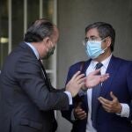 Luis Felipe Utrera-Molina (i), abogado de la familia Franco, conversa con Miguel Torres (d), abogado del Ayuntamiento de Sada, momentos antes de iniciarse la última sesión del juicio por la propiedad del Pazo de Meirás