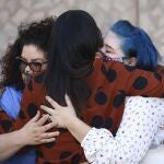  Una mujer desesperada lanza a su hijo desde un tercer piso para salvarle la vida en un incendio