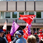 Varios manifestantes portan banderas durante una concentración convocada por CCOO ante la Dirección General de la Función Pública, en Madrid (España), a 9 de julio de 2020. La manifestación se realiza para exigir el cumplimiento de los acuerdos firmados con el Gobierno en la Administración General del Estado (AGE) ante el retraso de un año acumulado