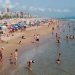 El rebrote en la localidad de Gandía hace temer un retroceso de fase. En la imagen, la playa de Gandía