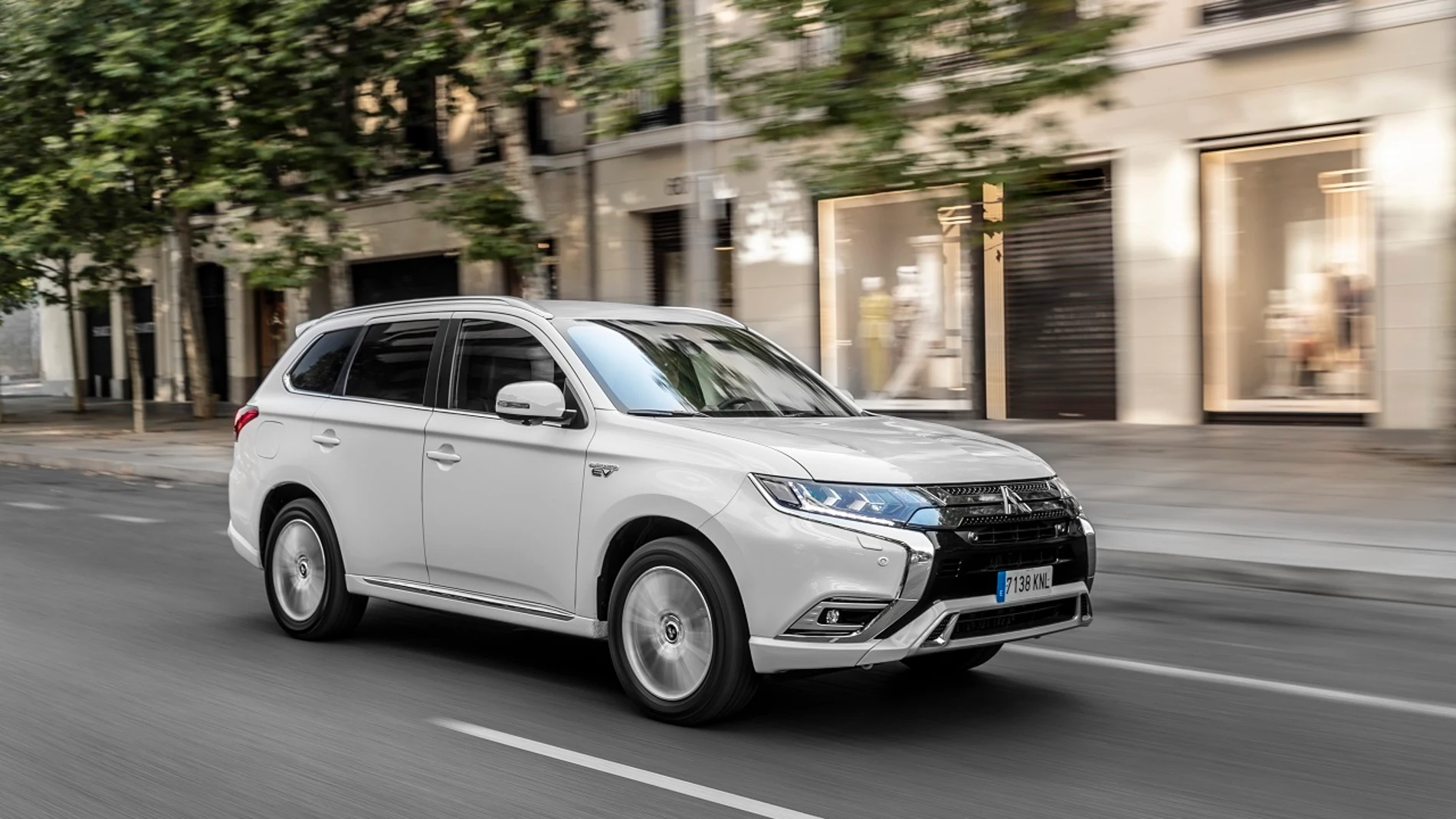 Economía/Motor.- Mitsubishi acumula más de 250.000 ventas del Outlander PHEV, que se puede acoger al Moves y al Renove