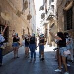 Unas mujeres celebran una despedida de soltera por el centro de Barcelona.