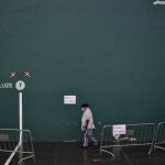 La pandemia ha hecho extremar las medidas de seguridad para los votantes. En la imagen, un ciudadano en un colegio electoral de Ordizia