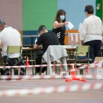Una mujer vota en las elecciones autonómicas de Galicia en el Pabellón Os Castros de la población de Burela, en la comarca de A Mariña