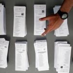 Papeletas en un colegio electoral en Monte Alto, A Coruña