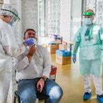 Un vecino se somete a una prueba PCR en el Centro de Interpretación de la Vega, ubicado en el núcleo de Belicena (Granada), este verano