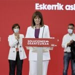 La candidata del PSE-EE, Idoia Mendia, valora los resultados obtenidos por su formación durante la noche electoral del 12J