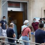 Cola frente al CUAP de Lérida donde se derivan los casos de sospecha de covid