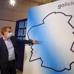El presidente de la Xunta y candidato a la reelección por el PP, Alberto Núñez Feijóo, junto a un mapa de Galicia tras conocer los buenos resultados obtenidos por su formación en las elecciones gallegas en Santiago de Compostela, A Coruña, Galicia (España) a 12 de julio de 2020.12 JULIO 2020;ESCRUTINIO;VOTACIONES;ELECCIONES AUTONÓMICAS;GALICIACésar Arxina / Europa Press12/07/2020