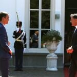 primer ministro holandés, Mark Rutte (d), recibe este lunes en La Haya al presidente español, Pedro Sánchez. Minutos antes de comenzar la reunión con Sánchez en su residencia oficial de La Hay
