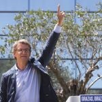 El presidente de la Xunta, Alberto Núñez Feijóo, saluda durante la reunión de la Junta Directiva del Partido Popular de Galicia tras ganar su cuarta mayoría absoluta.