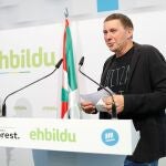 El coordinador de EH Bildu, Arnaldo Otegi y Maddalen Iriarte, .EFE/Juan Herrero.