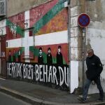 Una pintada en Bayona que reivindica al mundo proetarra