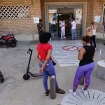 Varias personas aguardan su turno a las puertas de CAP del barrio de La Torrassa en Hospitalet (Barcelona)
