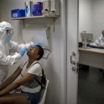 Una enfermera toma muestras para hacer una prueba PCR en un CAP de L'Hospitalet de Llobregat. (AP Photo/Emilio Morenatti)