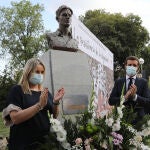 El líder del PP, Pablo Casado, entre otros homenajearon al edil de Ermua, Miguel Ángel Blanco, en presencia de su hermana Mari Mar, presidenta de la Fundación de Víctimas.