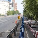 El puente que une las calles de Joaquín Costa y Francisco Silvela sobre la glorieta de López de Hoyos y Príncipe de Vergara, cortado al tráfico, en Madrid.