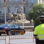 Un operario realiza labores de limpieza en la fuente de Cibeles en Madrid, este miércoles.