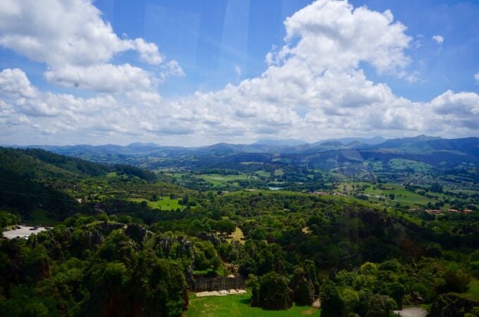 No puedes perderte el espectáculo del paisaje cántabro desde el teleférico de Cabárceno.