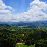 No puedes perderte el espectáculo del paisaje cántabro desde el teleférico de Cabárceno.