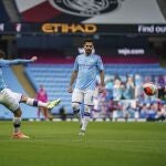 Momento en el que David Silva golpea el balón para convertir el gol de falta contra el Bournemouth. (AP photo/Dave Thompson, Pool)